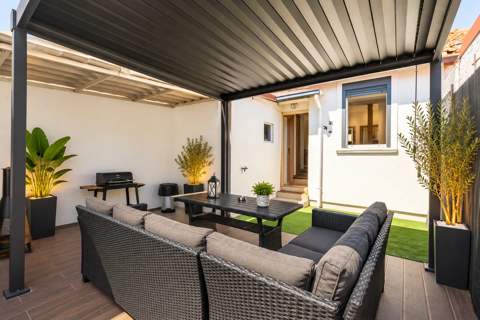 Moradia T2 totalmente renovada com dois terraços e licença AL no centro de Vila Nova de Gaia