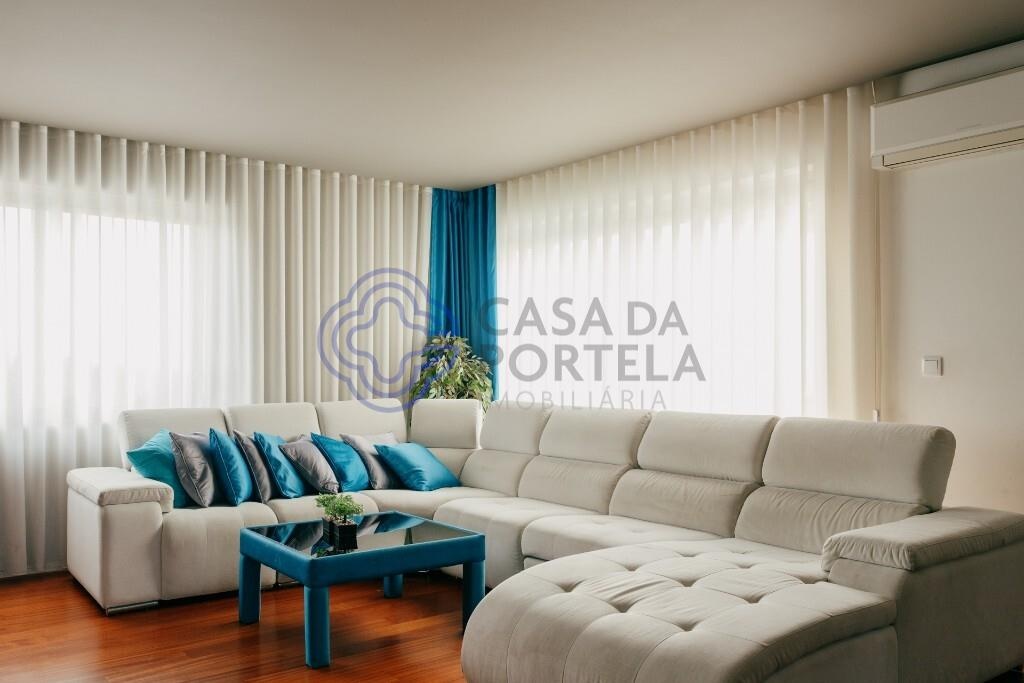 Terraço de 25m2, Cozinha e sala de 55m2, janelas grandes com muita luz natural