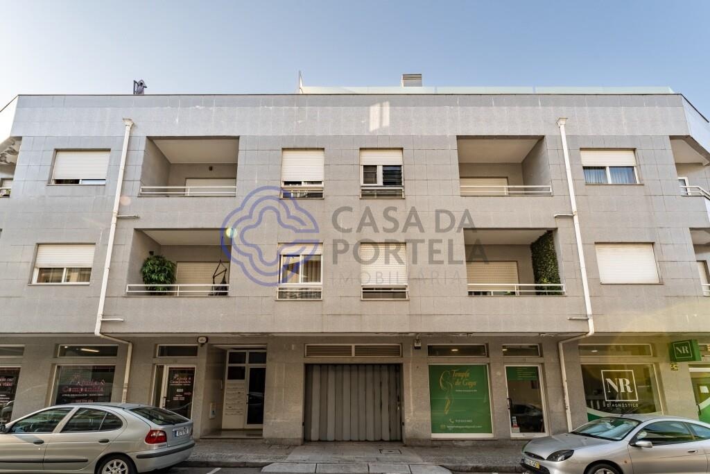 Apartamento T2 com terraço junto ao El Corte Inglés e ao Metro em Vila Nova de Gaia