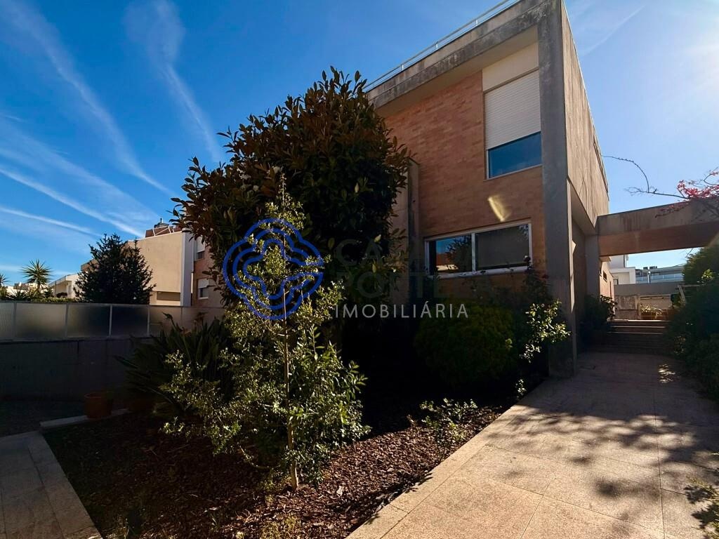 Moradia com 374 m2 de construção, com 4 quartos 3 frentes na Zona dos Caulinos, Senhora da Hora